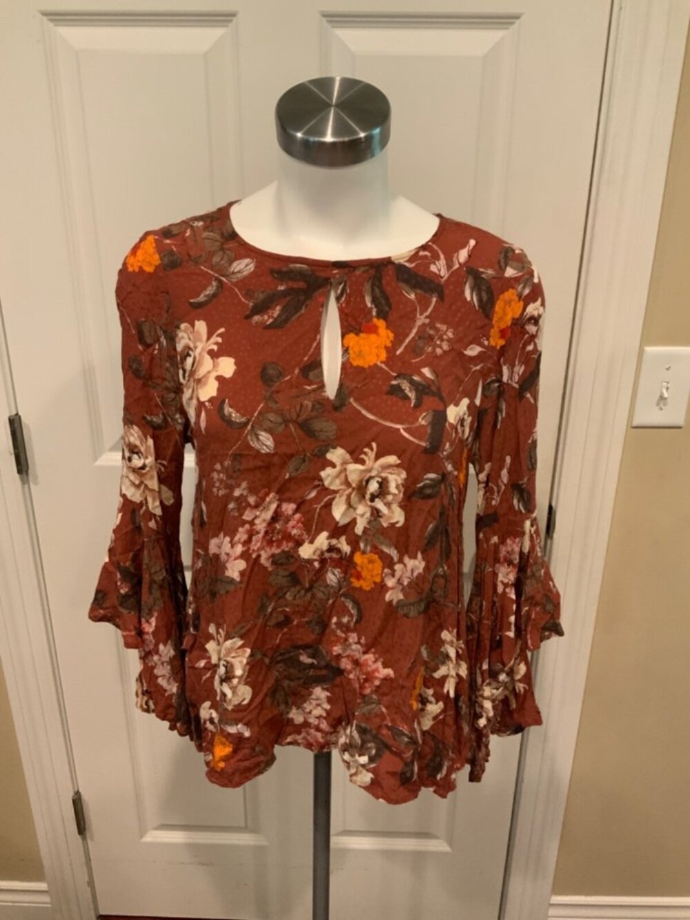 Miss Me Red Floral Print Top W/ Keyhole Opening & Flare Sleeves, Size Small